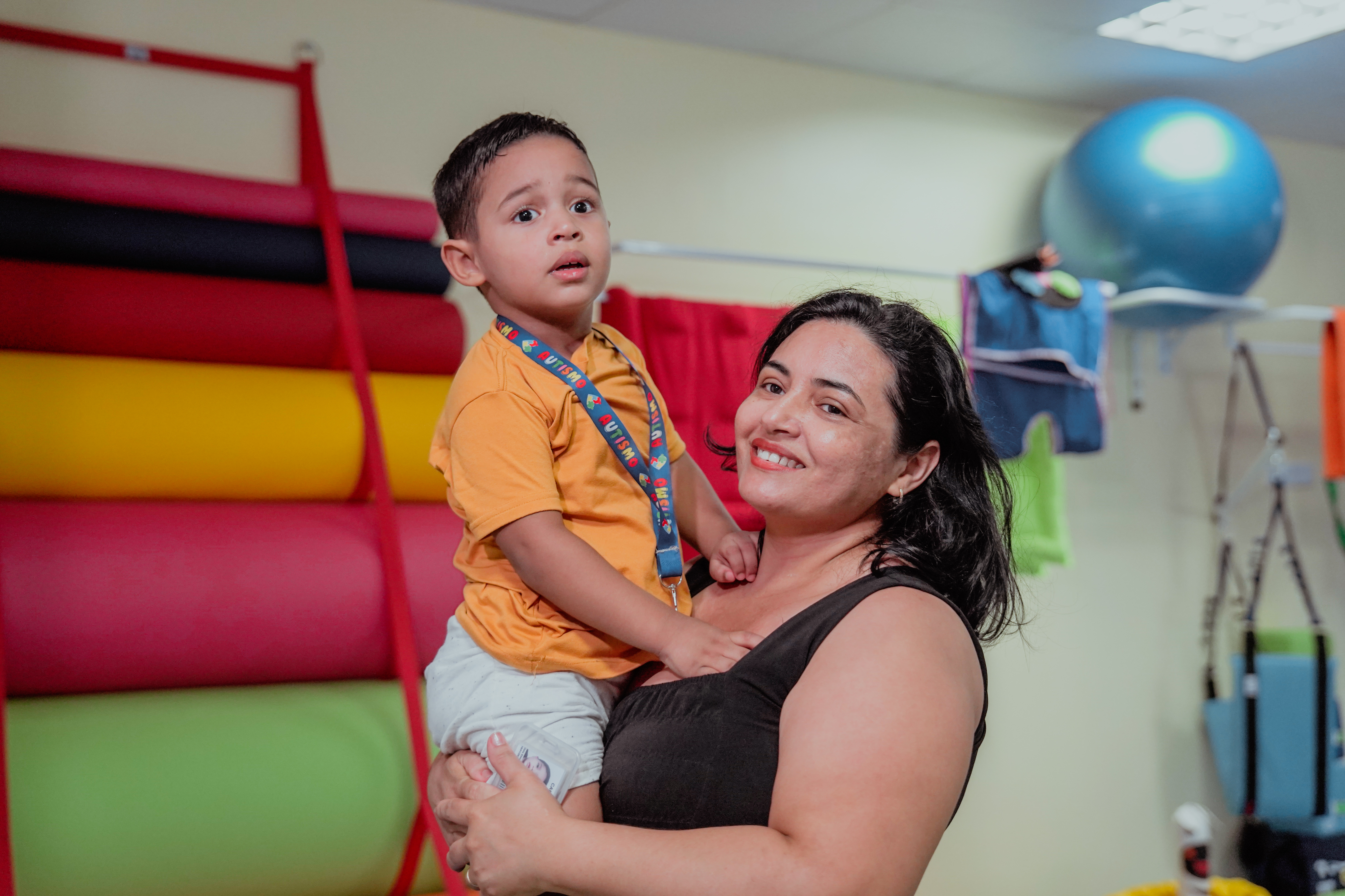 Elivângela segura Samuel no colo